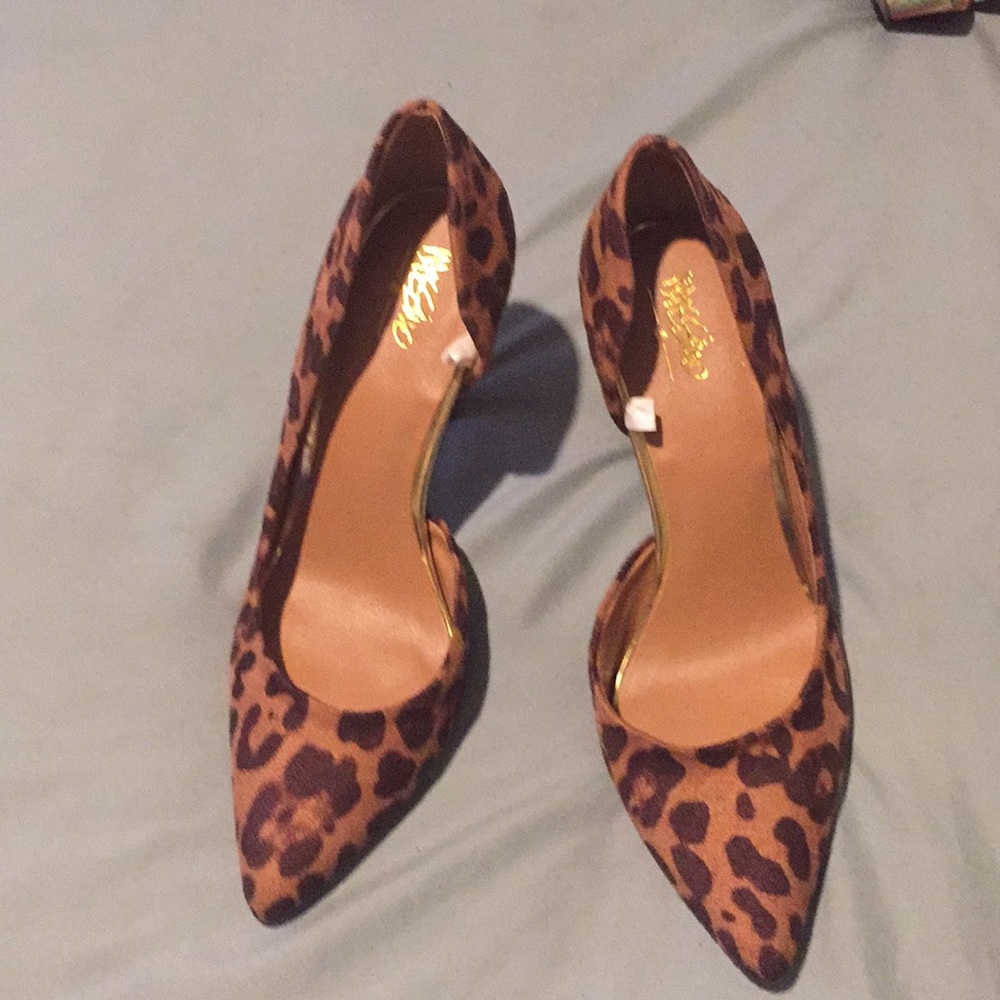 Leopard print pumps